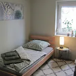 #3 Schoenes Ruhiges Gaestezimmer Mit Gartenblick, Gemeinschaftsbad W-Lan Airport Nah Gelegen Mit Late Night Check In Haus Nr 9,5