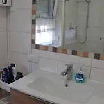 Homestay szállás #3 Schoenes Ruhiges Gaestezimmer Mit Gartenblick, Gemeinschaftsbad W-Lan Airport Nah Gelegen Mit Late Night Check In Haus Nr 9,5 Trunkelsberg