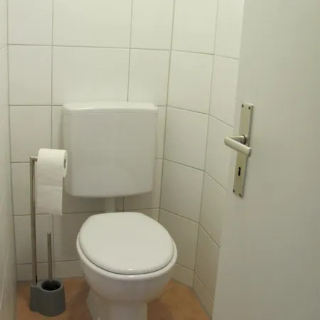 #3 Gemuetliches Ruhiges Gartenblick, Gemeinschaftsbad W-lan Airport Nah Gelegen Mit Late Night Check In Haus Nr 9,5
