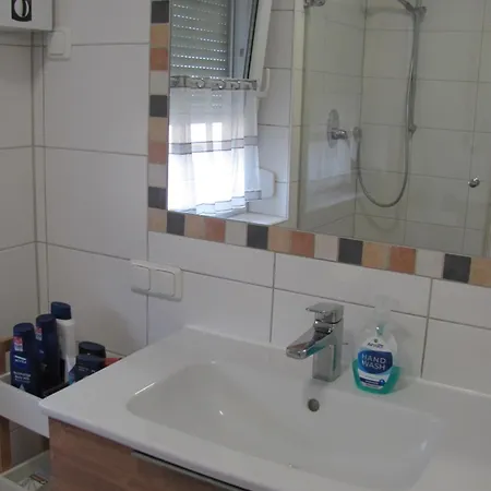 منزل للإقامة #3 Schoenes Ruhiges Gaestezimmer Mit Gartenblick, Gemeinschaftsbad W-lan Airport Nah Gelegen Mit Late Night Check In Haus Nr 9,5 Trunkelsberg