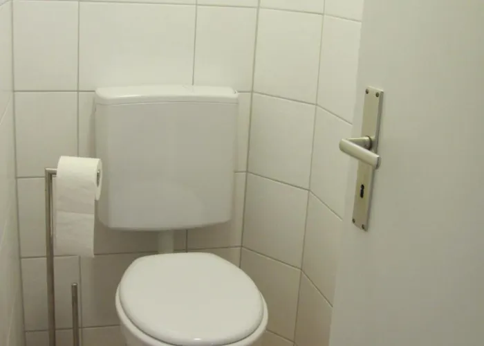 #3 Gemuetliches Ruhiges Gartenblick, Gemeinschaftsbad W-lan Airport Nah Gelegen Mit Late Night Check In Haus Nr 9,5